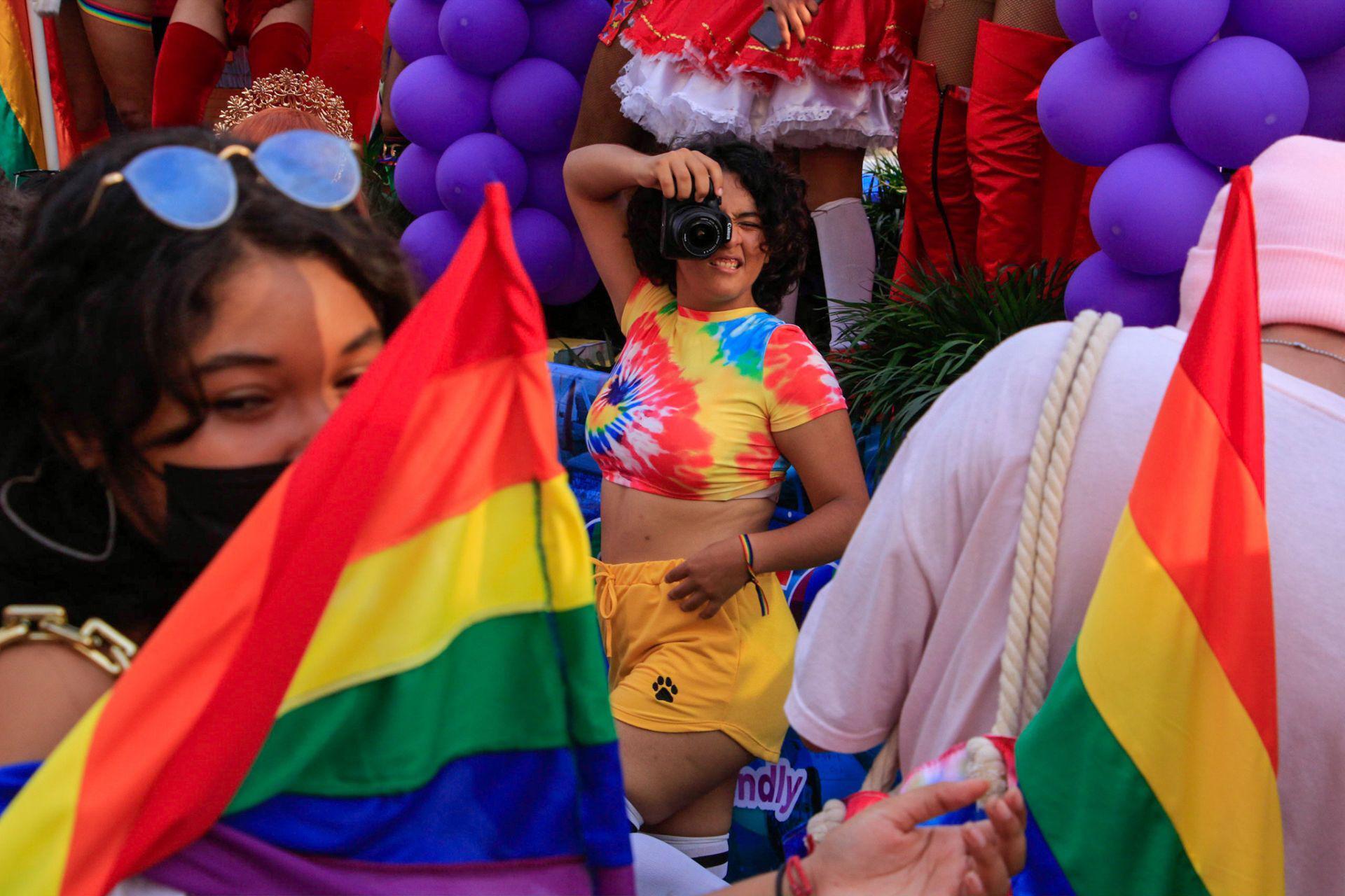 Integrantes de la comunidad LGTB participaron en la marcha del orgullo gay, que se llevó a cabo en Acapulco, Guerrero el 4 de junio 2022.