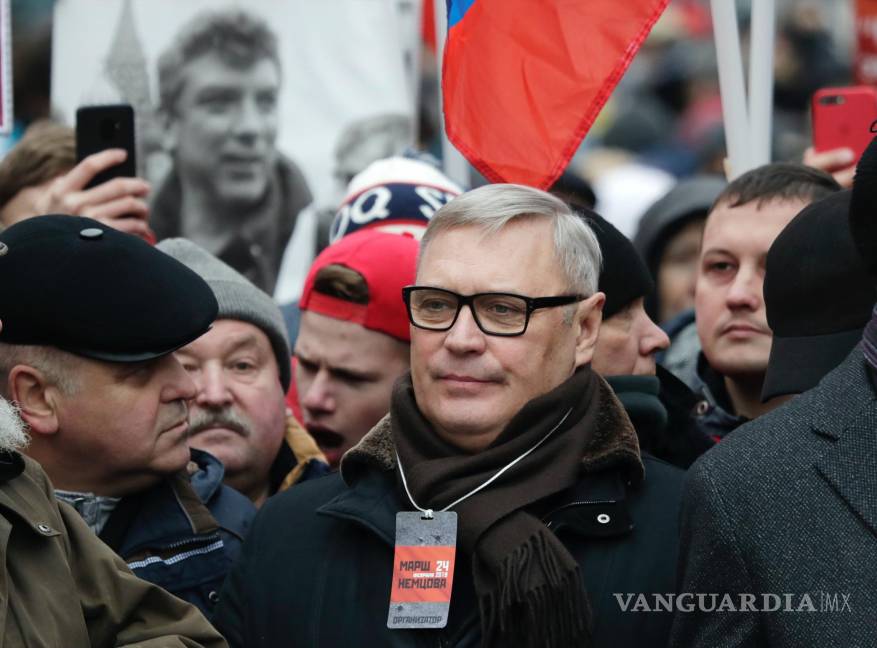 $!El ex primer ministro ruso y líder opositor Mikhail Kasyanov, en el centro, asiste a una marcha en memoria del líder opositor Boris Nemtsov en Moscú, Rusia.