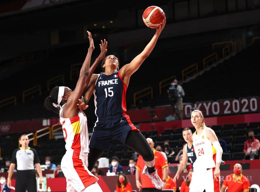 $!Gabby Williams (d) de Francia en acción contra Astou Ndour (i) de España durante el partido de cuartos de final de baloncesto femenino entre España y Francia en los Juegos Olímpicos de Tokio 2020. EFE