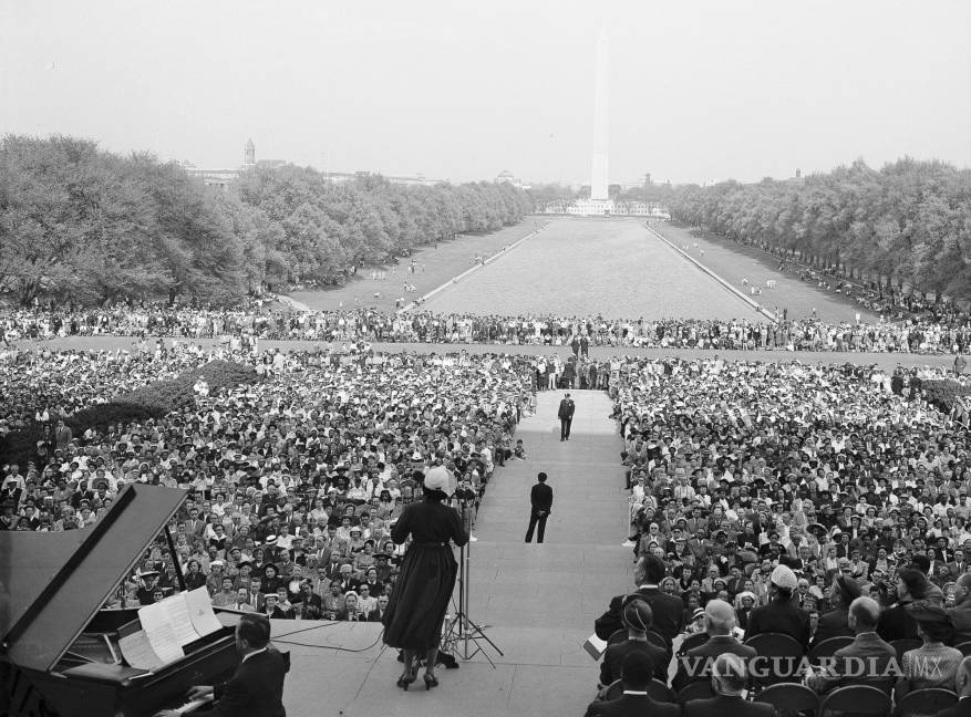 $!Marian Anderson se presenta en los escalones del Monumento a Lincoln en Washington el 20 de abril de 1952.