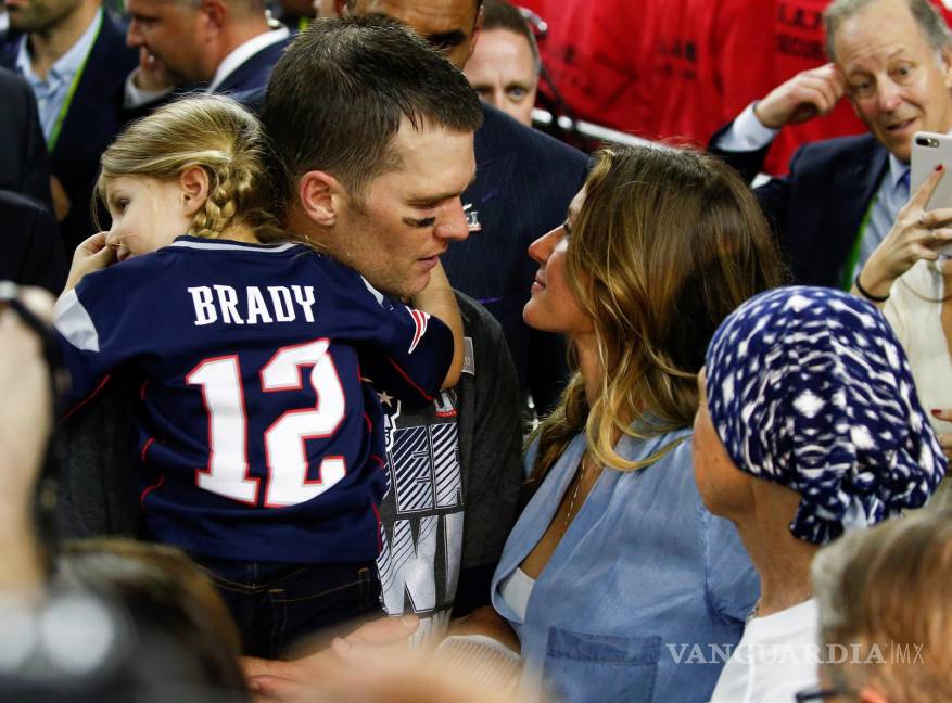 $!El quarterback de los New England Patriots, Tom Brady (c), habla con su esposa, Gisele Bundchen (d), y su hija, Vivian Lake Brady (i). EFE/EPA/Larry W. Smith