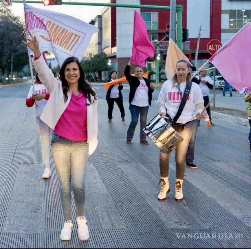 $!Lorenia Canavati, saludando con el sombrero ajeno de su jefe Samuel García en busca de la alcaldía de SPGG. Por cierto, nadie la hace vestirse de naranja.