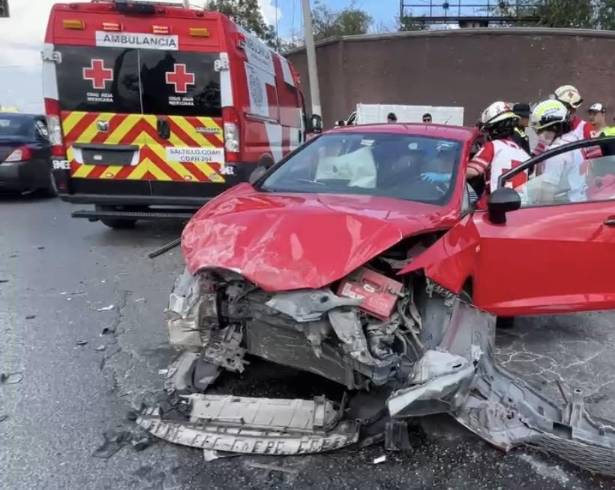 Paramédicos de Cruz Roja valoraron a los conductores, quienes no requirieron traslado.