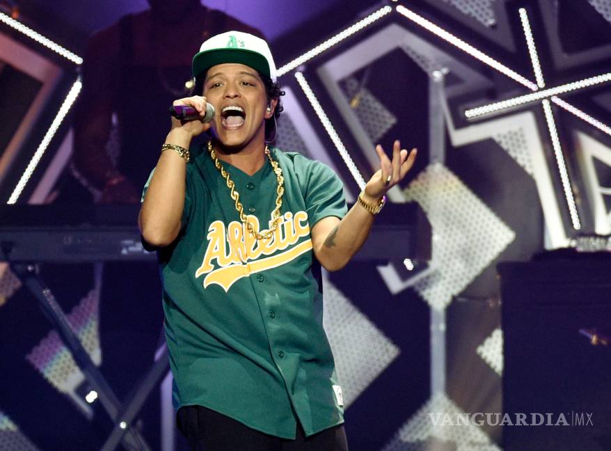 Dona Bruno Mars 1 mdd a víctimas de agua contaminada en EU