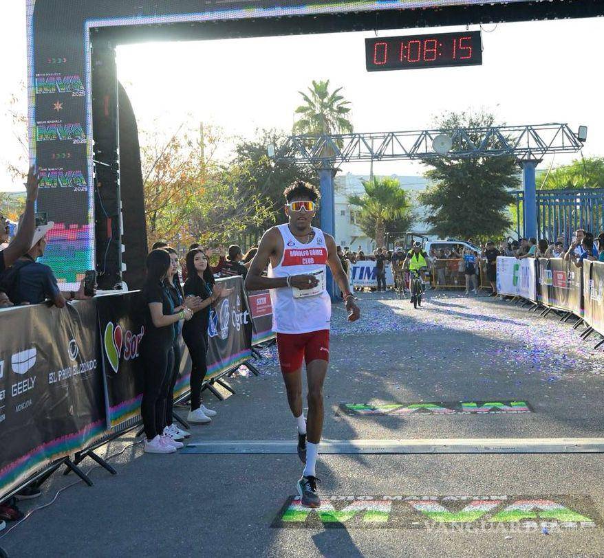 $!El alcalde Carlos Villarreal encabezó el arranque del Medio Maratón, destacando el respaldo del gobernador Manolo Jiménez Salinas y del INDEC.