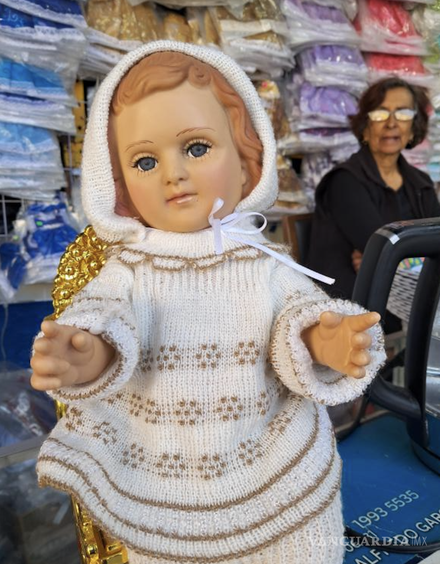 $!Aunque algunas prácticas han cambiado con el tiempo, comerciantes y participantes coinciden en que la tradición de levantar al Niño Dios sigue presente.
