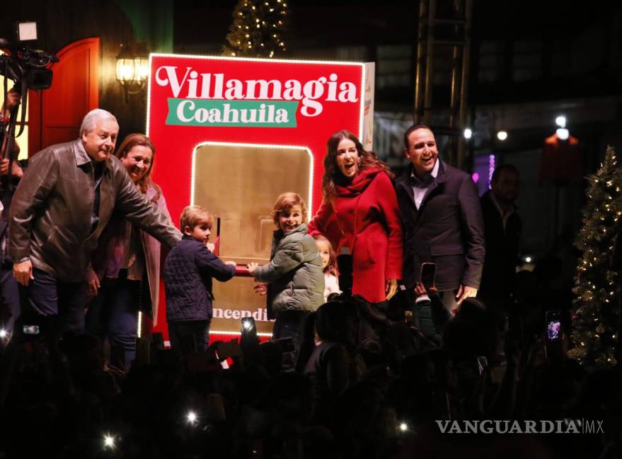 $!El gobernador Manolo Jiménez y su familia encendieron el pino, acompañados del alcalde José María Fraustro.