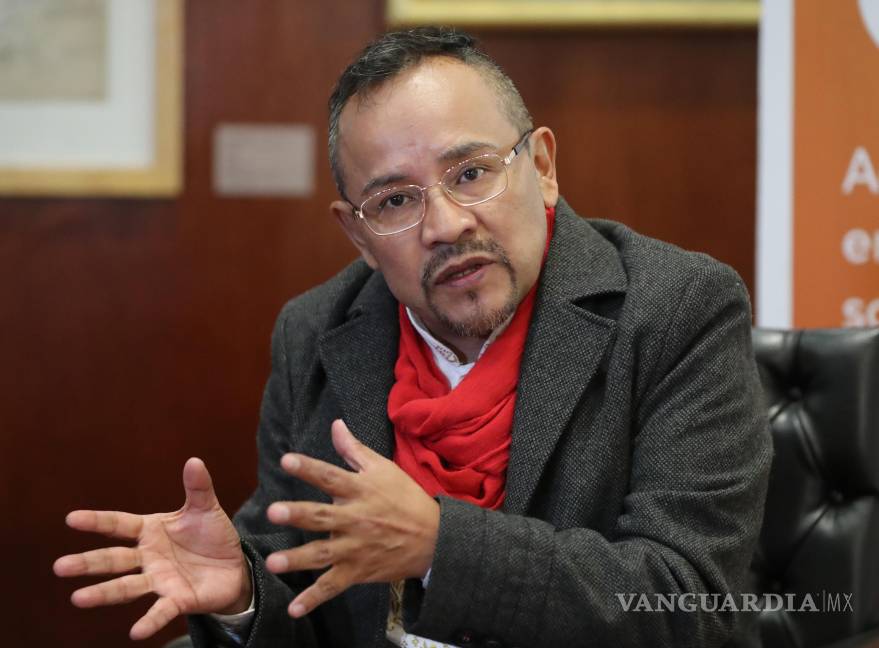 $!El presidente de la Red Mexicana de Personas que viven con VIH/SIDA, Javier Martínez habla durante la rueda de prensa realizada en el Museo Franz Mayer.