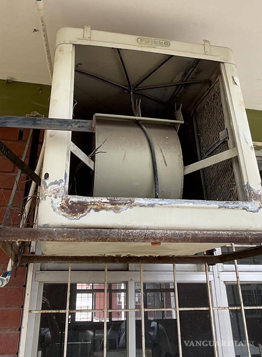 $!En la escuela Lázaro Cárdenas del Río se robaron la bomba de agua que estaba protegida por un candado y un cubo de cemento. La falta de agua dejó inutilizados los bebederos, además de complicar el uso de los baños. Los ladrones se robaron 12 motores de los aparatos de aire, lo que en el mercado valdrían aproximadamente mil 800 pesos cada uno.