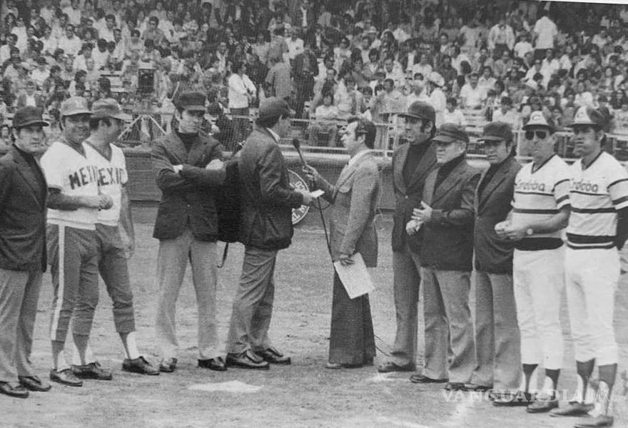 $!Parque del Seguro Social, 1977: entrevista a umpires y managers durante un juego entre Diablos Rojos y Cafeteros.