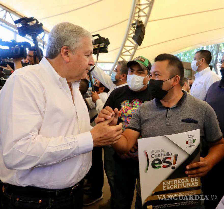 $!La mancuerna y el trabajo en unión con el gobernador Miguel Ángel Riquelme, así como con el titular de la Secretaría de Vivienda y Ordenamiento Territorial (SEVOT), Enrique Martínez y Morales, brindan certeza y estabilidad a los hogares saltillenses, dijo el alcalde.