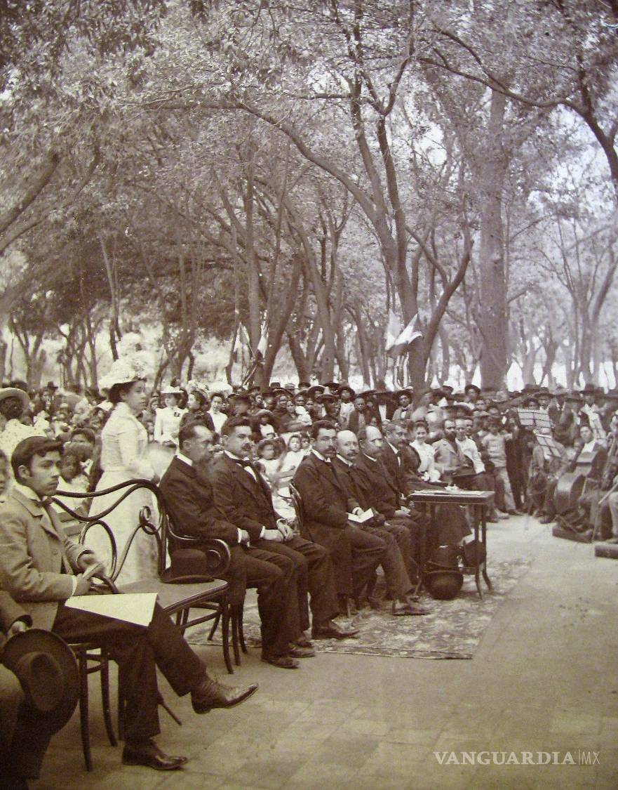 $!Evento público realizado en la Alameda Zaragoza en 1902, presidido por el gobernador Miguel Cárdenas y el presidente municipal doctor Juan Cabello Siller.