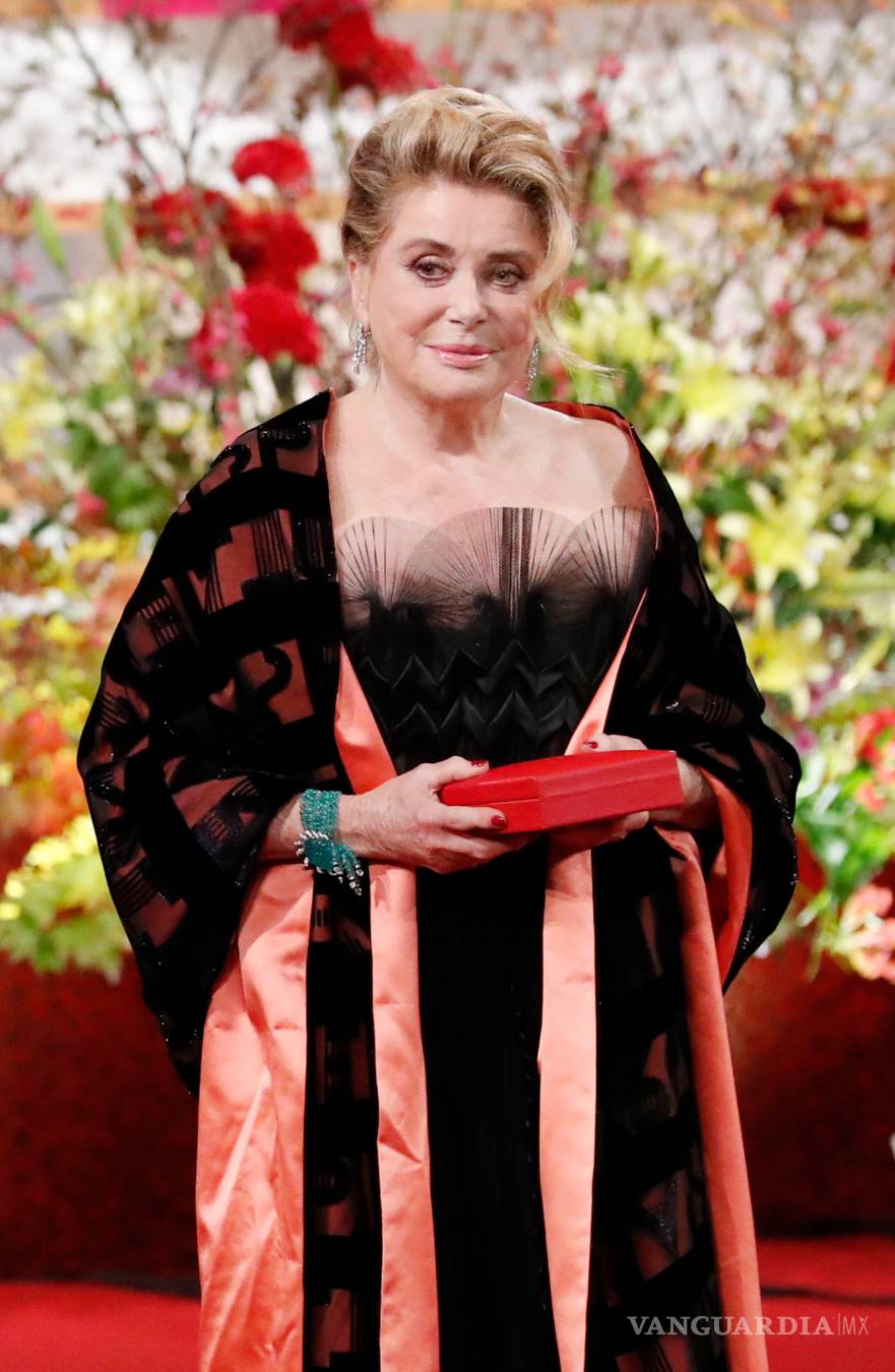 $!Catherine Deneuve pondrá a la venta 300 lotes de vestidos Yves Saint Laurent