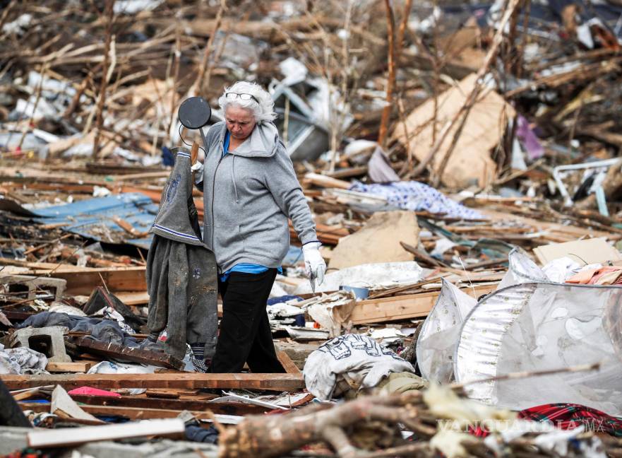 $!Por lo menos 92 murieron en varios estados debido al impacto de más de 40 tornados en la zona el fin de semana pasado.