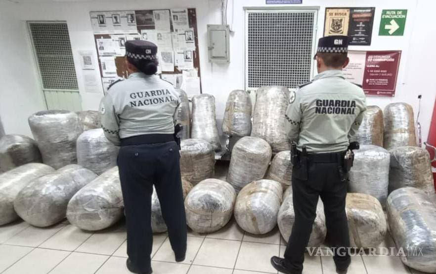 $!Vuelca camioneta con 500 kilos de marihuana en la México-Toluca; el conductor escapó