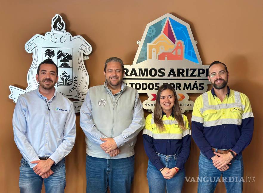 $!Representantes de empresas y autoridades municipales discuten estrategias para el desarrollo industrial de la ciudad.