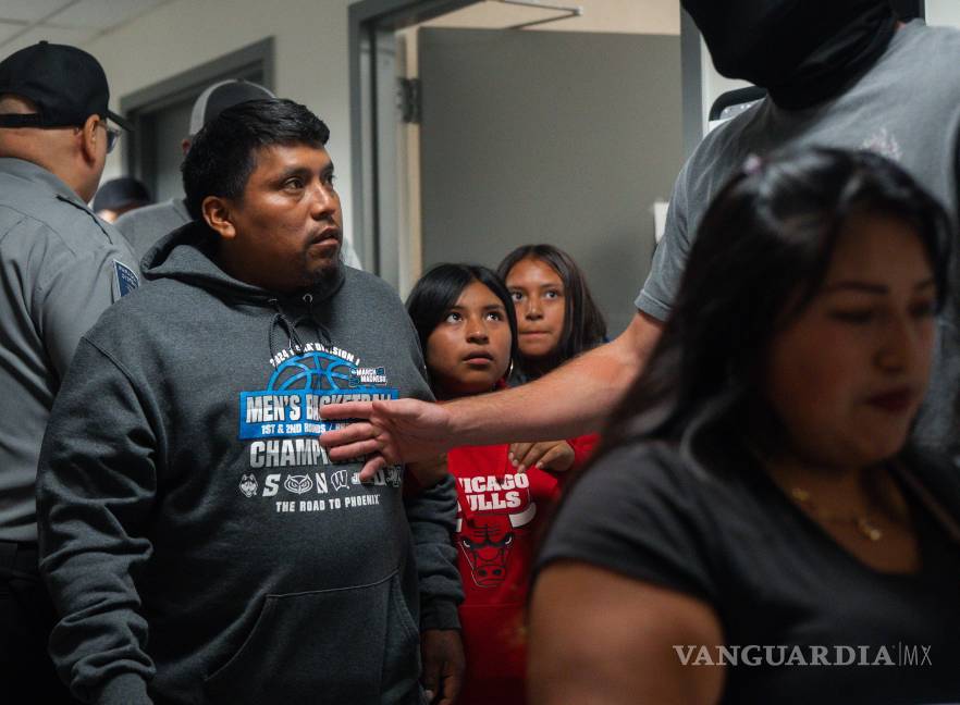 $!Luis, un solicitante de asilo de Ecuador y padre de tres hijos, es detenido por agentes federales al salir de una sala de audiencias de inmigración.