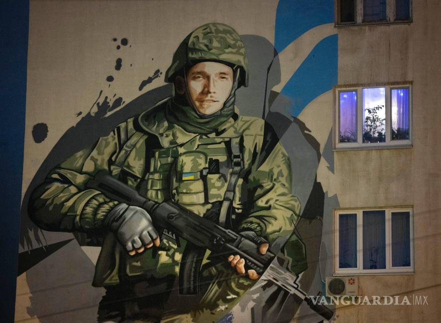 $!Un mural muestra a Andriy Ogorodnik, un soldado de 23 años del Batallón de Azov, en un edificio de apartamentos en Kiev, Ucrania, el 2 de febrero de 2024.