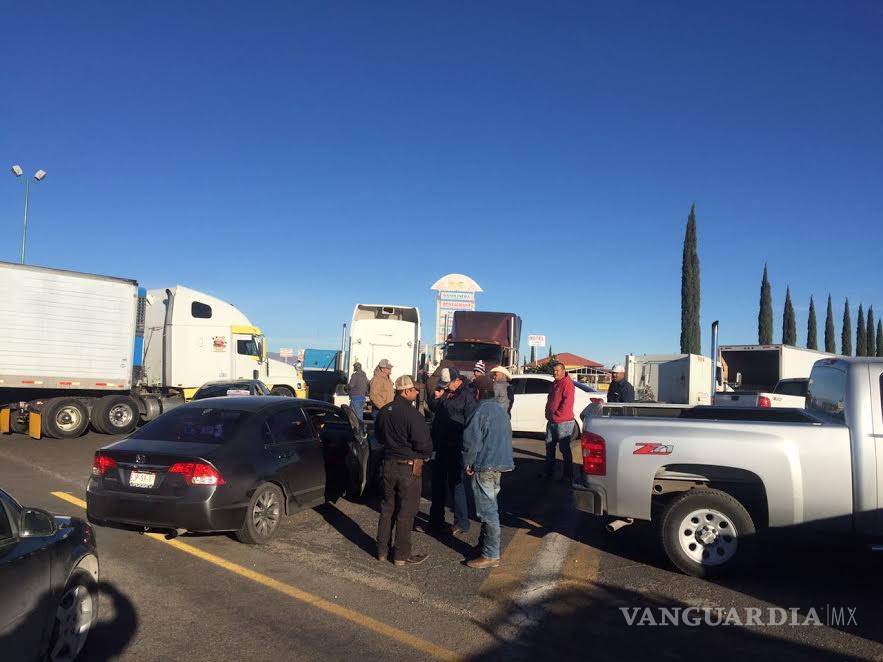 $!Bloqueos en varias carreteras de México contra el 'gasolinazo'