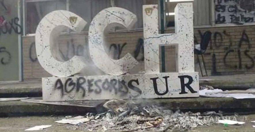 Queman bandera de México en la UNAM durante protestas por violación de estudiante