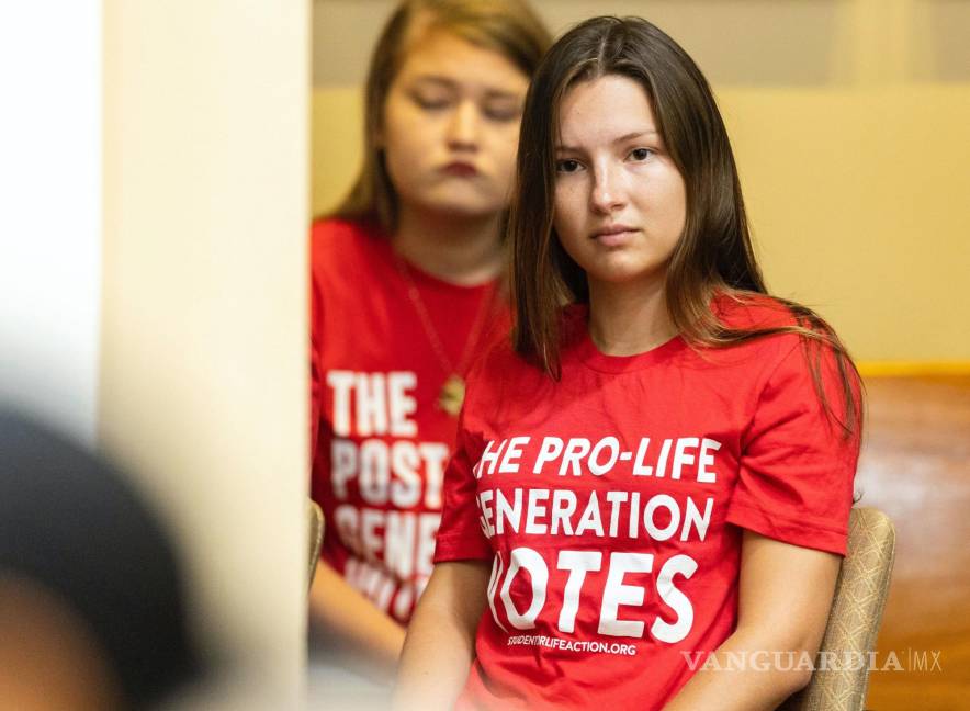 $!Una mujer sentada con una camiseta que dice “La generación provida vota”, durante una audiencia sobre la prohibición del aborto de 15 semanas en Florida.