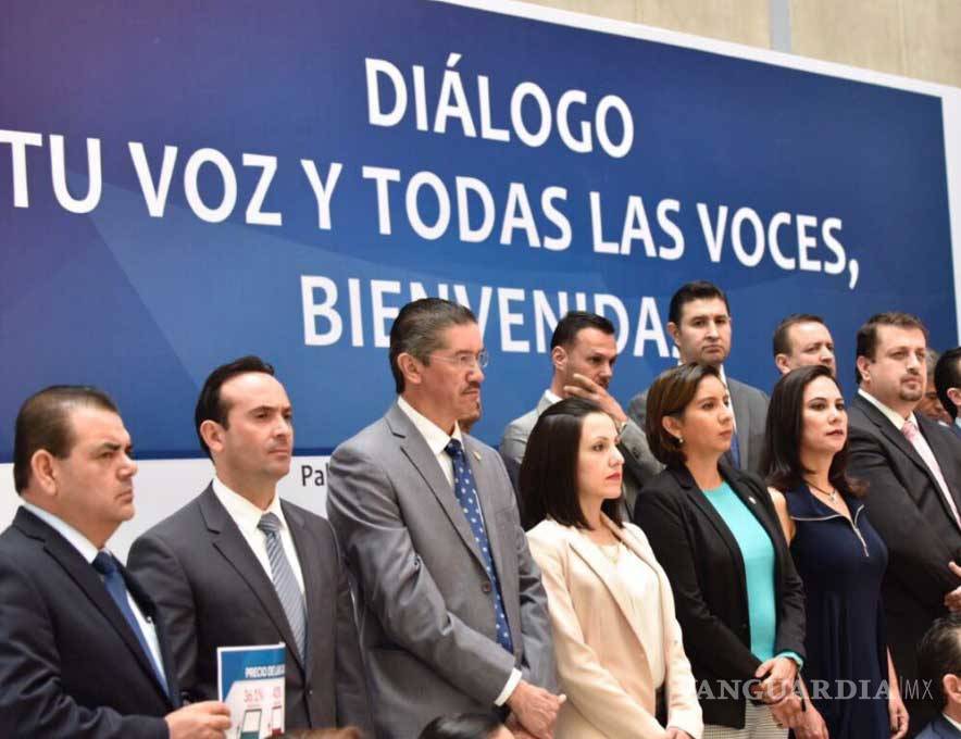 $!PAN entrega 120 mil firmas en San Lázaro contra ‘gasolinazo’