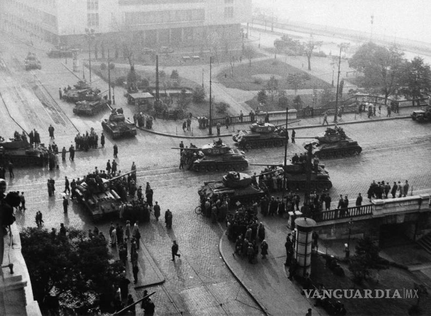 $!Decenas de tanques custodian la intersección que conduce al Puente del Danubio durante la insurrección húngara del 2 de noviembre de 1956 en Budapest.