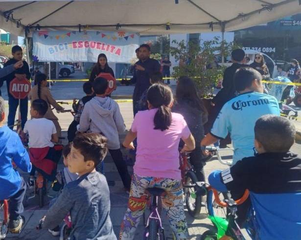 Niñas y niños recorren el circuito de la Bici Escuelita instalado en el Paseo Colón.
