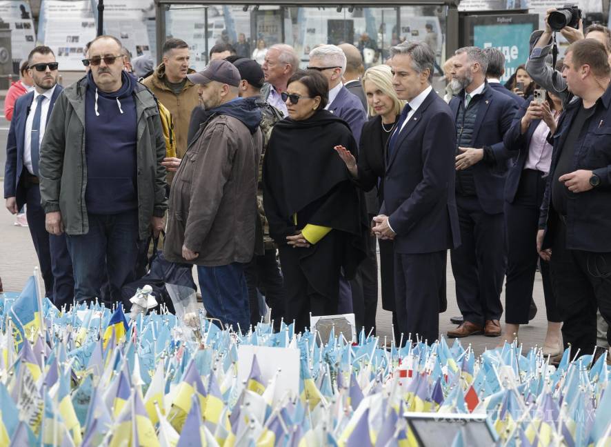 $!El Secretario de Estado de Estados Unidos, Antony Blinken (C-R), visita una instalación para conmemoran a los soldados ucranianos caídos en Kiev, Ucrania.