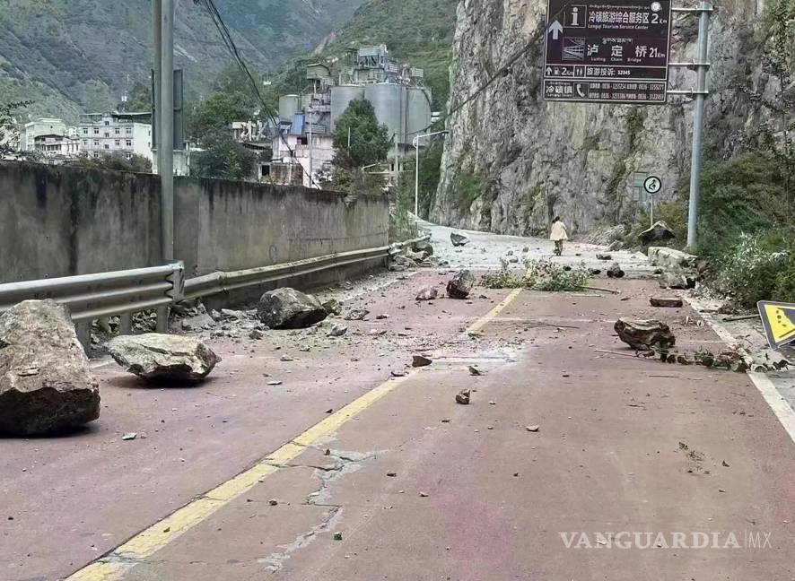 $!Rocas caídas en una carretera cerca de la ciudad de Lengqi en el condado de Luding de la provincia de Sichuan, suroeste de China.