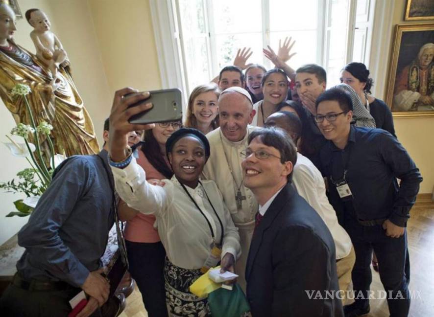 $!En comida íntima el Papa bromea y conversa con jóvenes del mundo