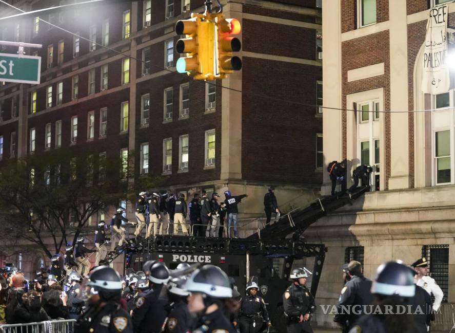 $!Oficiales de policía de la ciudad de Nueva York usan una rampa en un vehículo blindado para ingresar al Hamilton Hall en la Universidad de Columbia.