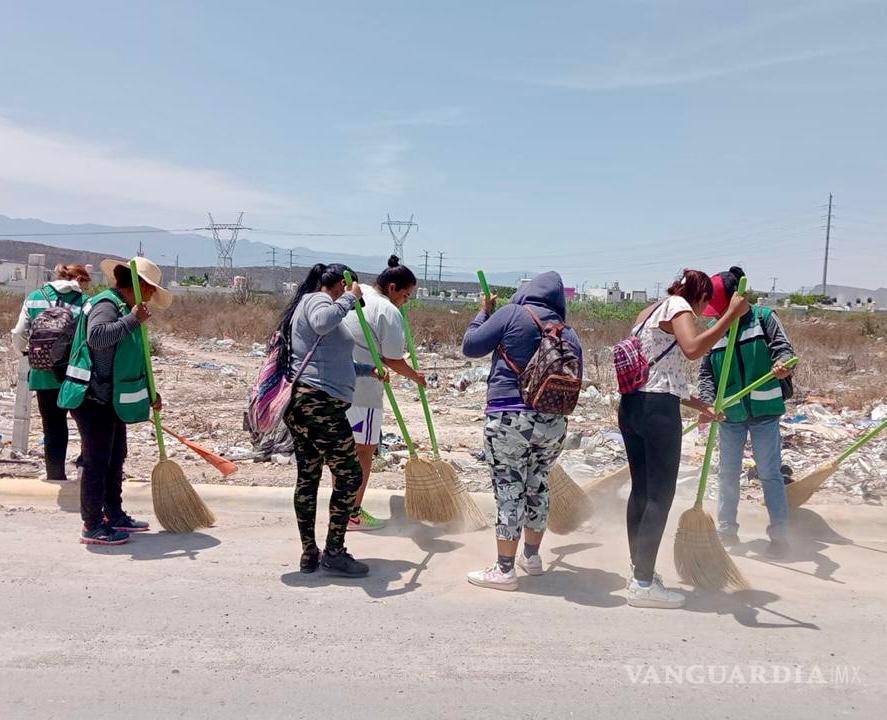 $!Mujeres del programa Ola Verde realizan acciones de barrido y recolección de basura en espacios de la colonia Analco.