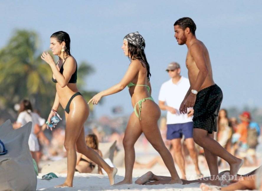 $!Captan de vacaciones a Jona dos Santos en Cancún con dos mujeres