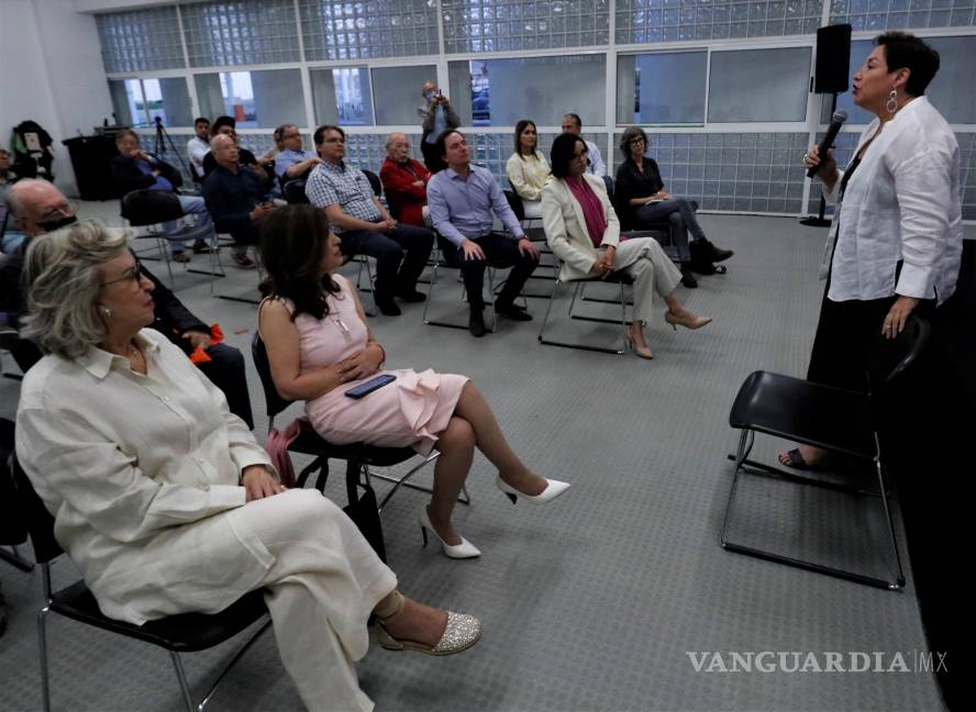 $!Sánchez Muñoz entabló diálogo sobre estos temas políticos e históricos con los presentes.