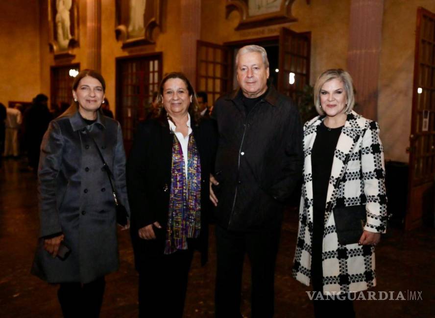 $!El Alcalde y su esposa Beatriz Dávila de Fraustro, disfrutaron del concierto de ópera.