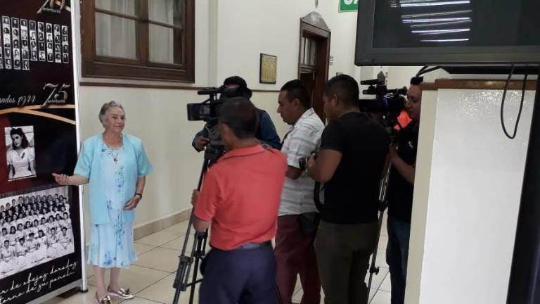 $!La maestra Socorro cuando cumplió 75 años de egresada de la Normal y le otorgaron una mención especial por ser la única sobreviviente de aquella generación.