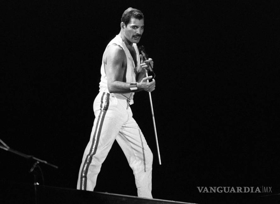 $!El cantante británico Freddie Mercury, líder del grupo musical Queen, durante su actuación en el Mini Estadio del F.C. Barcelona antes más de treinta mil personas en 1986. EFE/Sergio Lainz