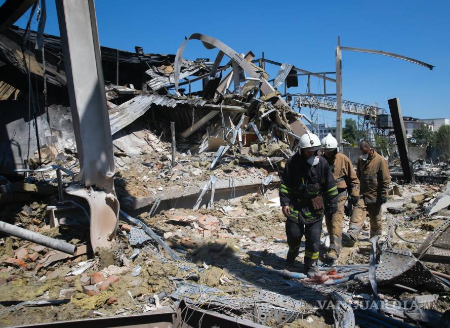 Rescatistas buscan víctimas en centro comercial ucraniano bombardeado por Rusia