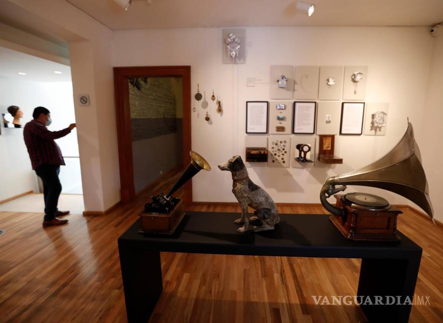 $!Vista de fonógrafos y decoración antigua en la exposición “Objetos y Literatura” en el Museo del Objeto (MODO) de Ciudad de México. EFE/Mario Guzmán