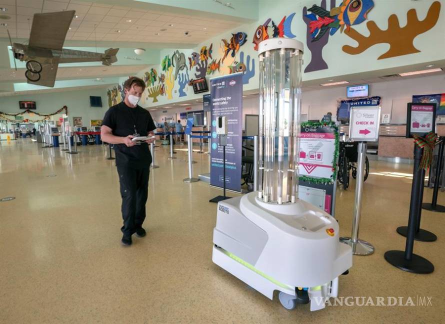 $!Aeropuerto Internacional de Cayo Hueso estrena robot de desinfección contra la COVID-19