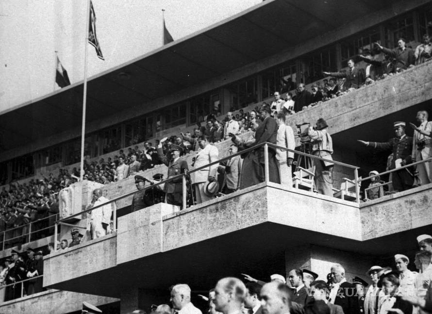 $!2/08 1936. Adolf Hitler y el coronel general Hermann Goering están entribuna del estadio observando los acontecimientos en el campo de los JO de Berlín.