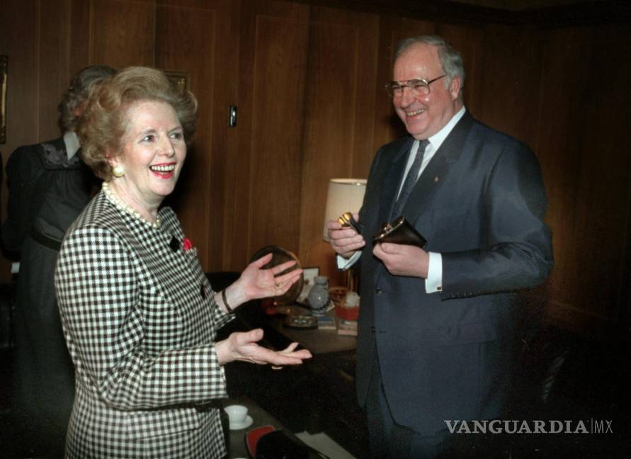 $!Fotografía del 21 de febrero de 1989 que muestra al excanciller alemán Helmut Kohl (d) junto a la ex primera ministra británica, Margaret Thatcher.