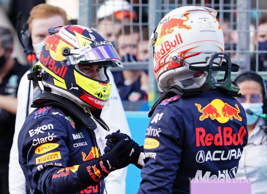 $!Checo Pérez y Max Verstappen se felicitan mutuamente en Austin, Texas, luego del GP de Estados Unidos.