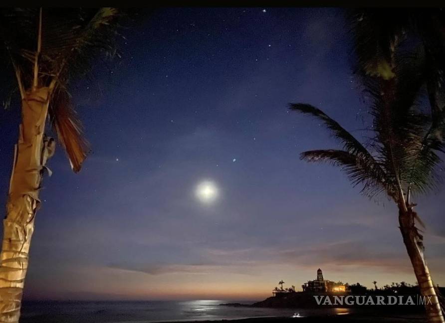 $!En plenilunio, con su inmenso abrazo cálido me cubre. Por el autor, en Cerritos, Baja California Sur, a 20 kilómetros de Todos Santos.