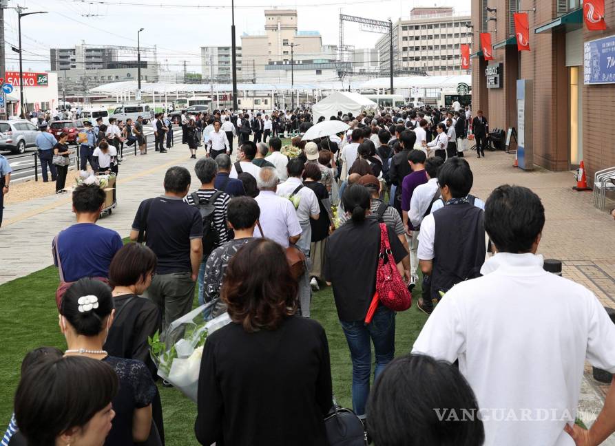 $!La gente hace fila para ofrecer oraciones por el ex primer ministro japonés Shinzo Abe en Nara, al oeste de Japón.