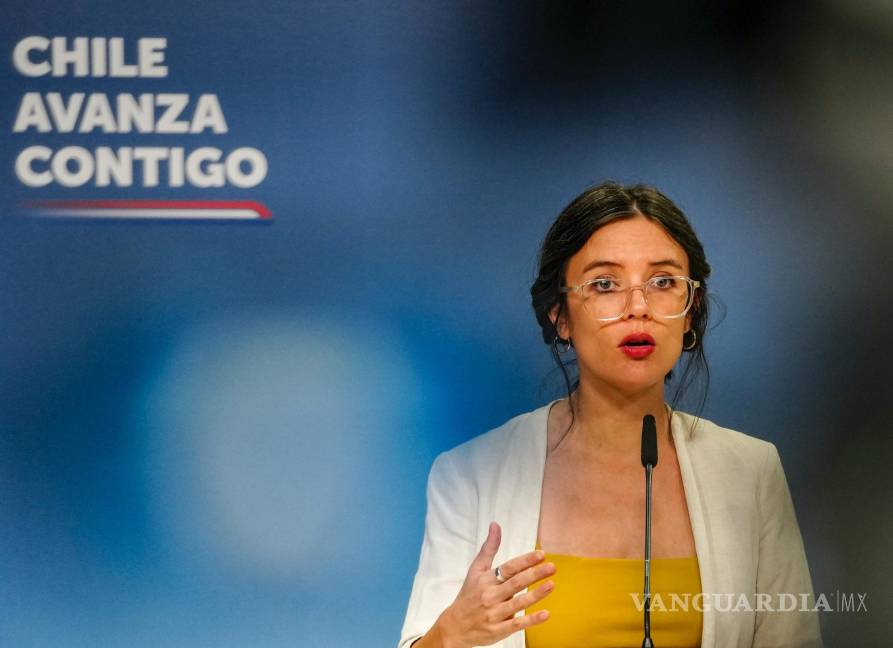 $!Camila Vallejo, portavoz del gobierno, durante una conferencia de prensa sobre la denuncia de acoso contra el presidente chileno Gabriel Boric, en La Moneda.