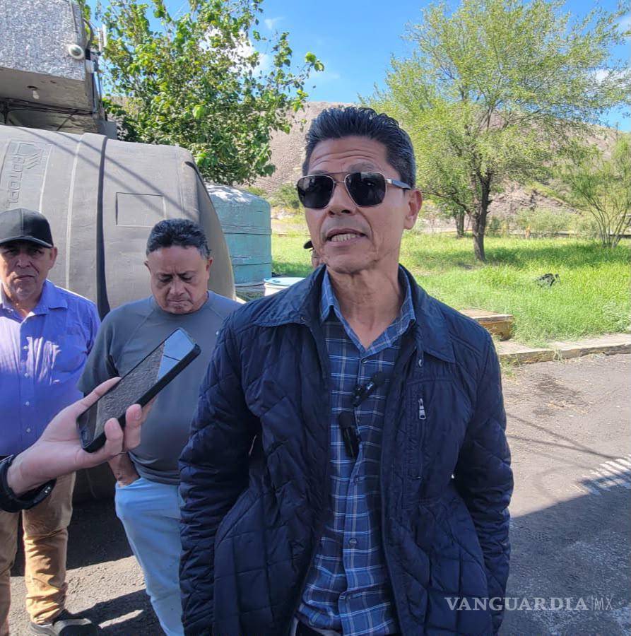 $!Francisco Ríos Treviño, dirigente de la Sección 288, acudió a las instalaciones junto con otros obreros para identificar a los visitantes y conocer sus actividades.