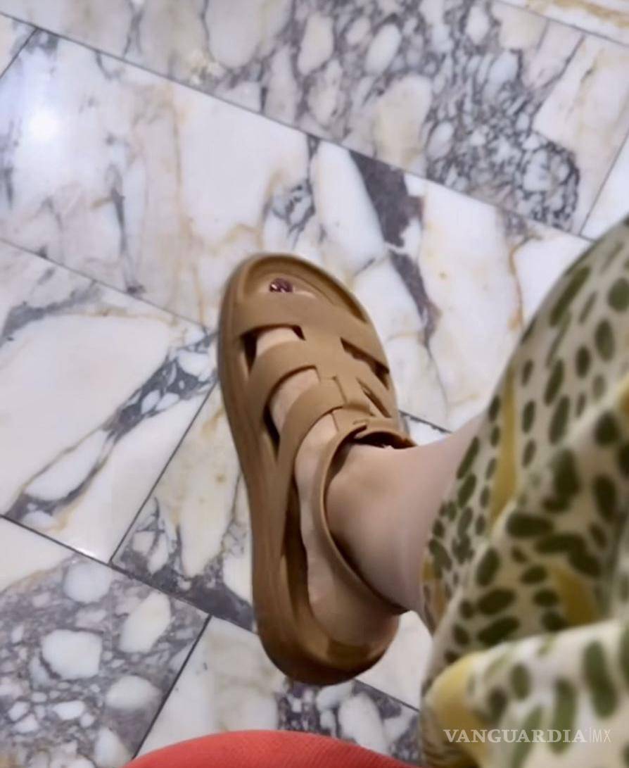 $!El colmo de la trivialidad. Las chanclas crocs de Mariana, según ella, su mejor compra en años.