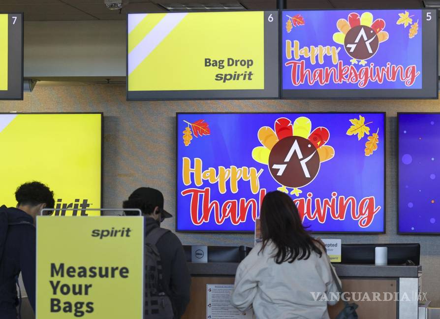 $!Los pasajeros revisan sus boletos frente a pantallas que desean “Feliz Día de Acción de Gracias” en el Aeropuerto Internacional Austin-Bergstrom, en Austin, Texas.